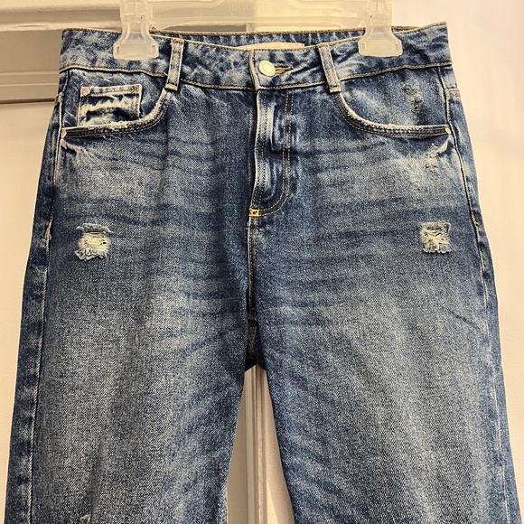 Zara  (4/36) distressed, cropped jeans with fishnet inserts (S). - Picture 2 of 16